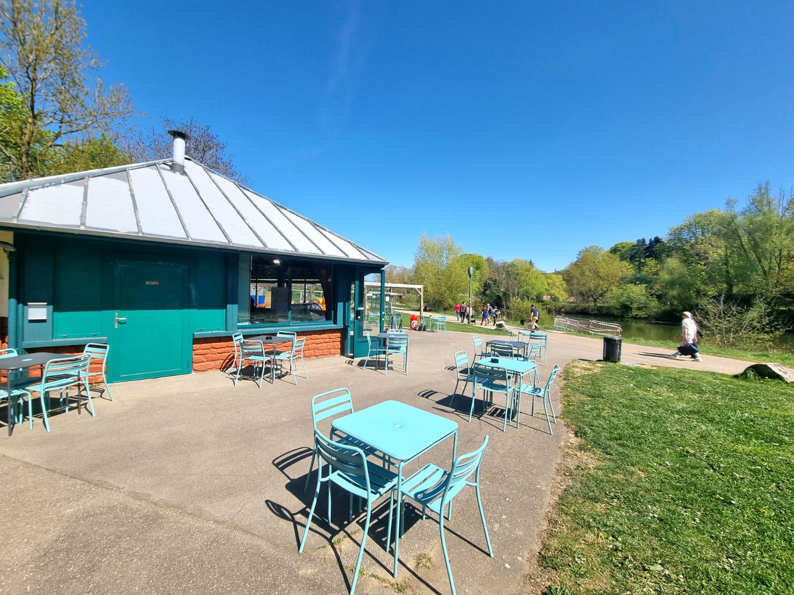 La terrasse de la buvette au bord du Plan d'Eau